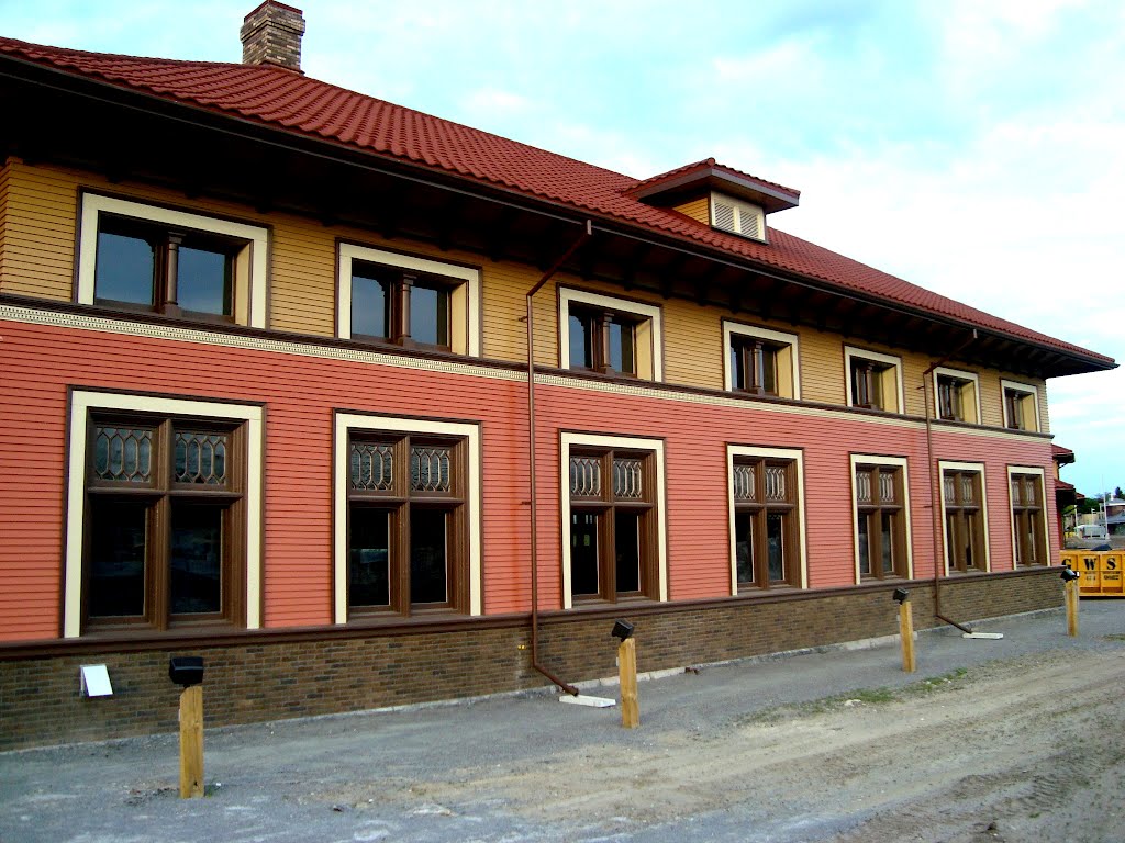 BACK OF THE NEW BARRIE TRAIN STATION, Барри