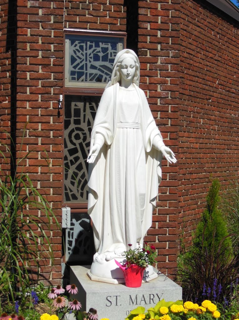 Statue of St. Mary in front of her church (Brampton, ON), Брамптон