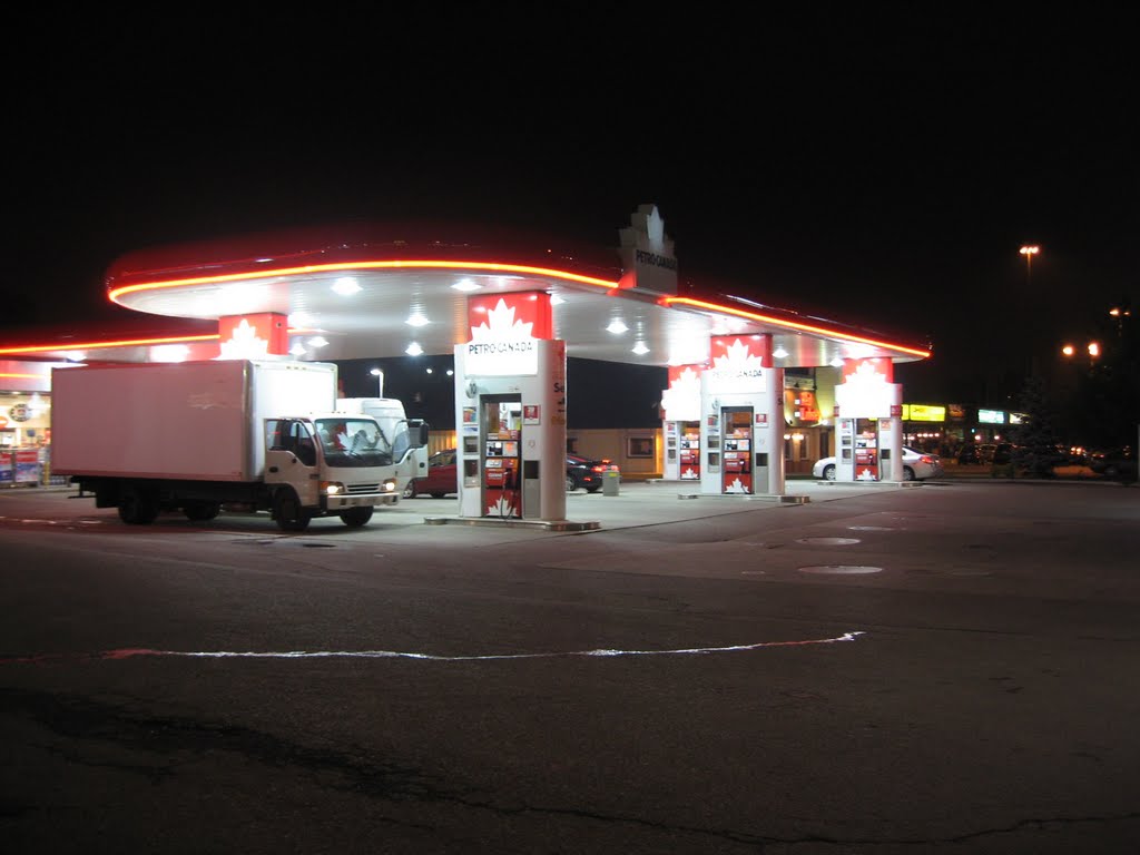 Petro Canada at night, Брамптон
