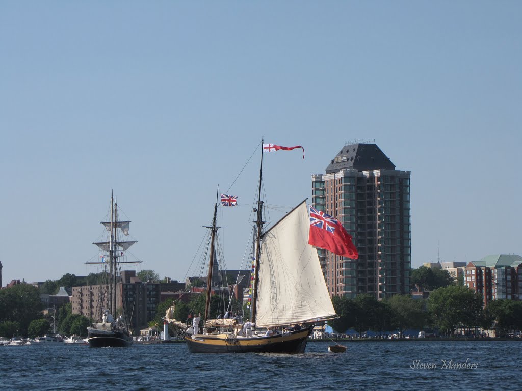 The Reveante sails into Brockville harbour.  The water is 32 m. deep here, about half the height of the tall apartment building., Броквилл