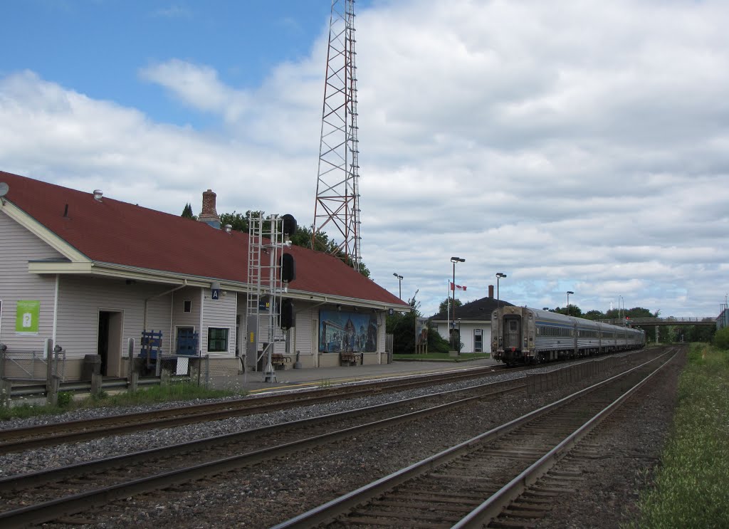 The Brockville train station has been in service since 1855 on the Grand Trunk Railway (GTR) and the CNR after 1923 between Montreal and Toronto.  Trains from Ottawa to Toronto merge here with the ones from Montreal to Toronto.  The Brockville  & Ottawa R, Броквилл