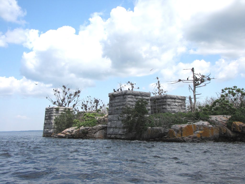 Massive stone foundation  built some time after 1889, for a proposed railway bridge for the Brockville and Westport Railway  (B&W) to ship lumber to the US east coast and Europe.   They intended to use 3 small islands for the base. This is as far as they , Броквилл