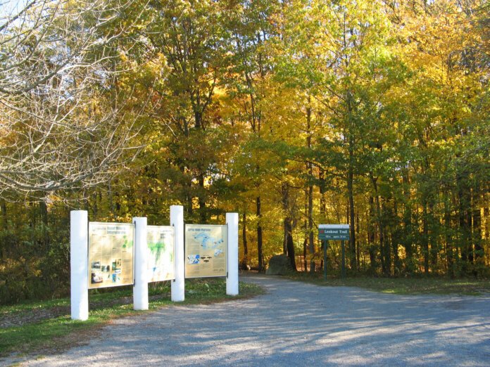 Entrance to Beamer Trails to the Senic Lookout, Гримсби