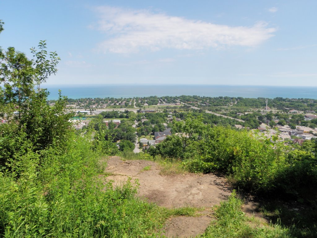 Looking north toward Toronto from Beamer Point above Grimsby, Гримсби
