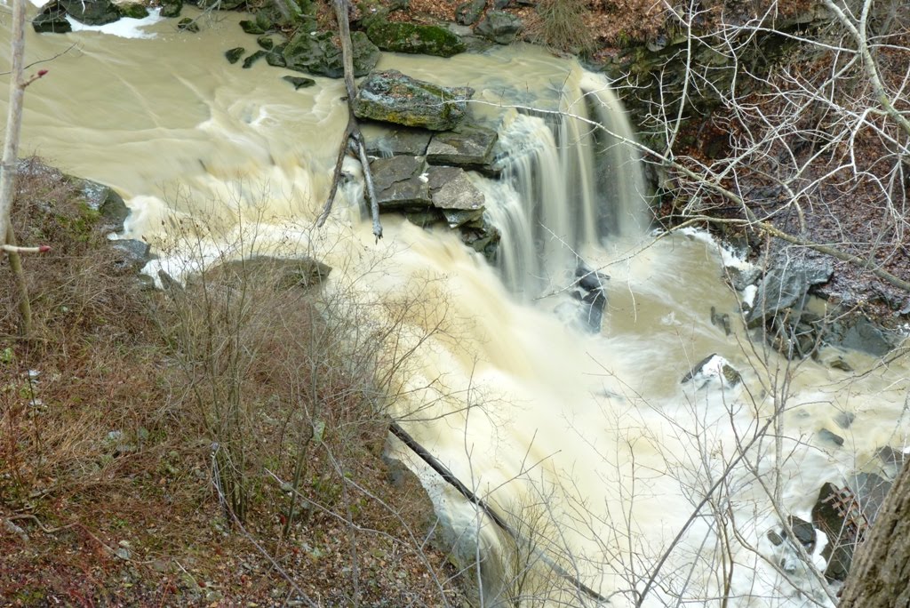 Lower Beamer Falls (at High Flow) in Grimsby in the Region of Niagara, Гримсби