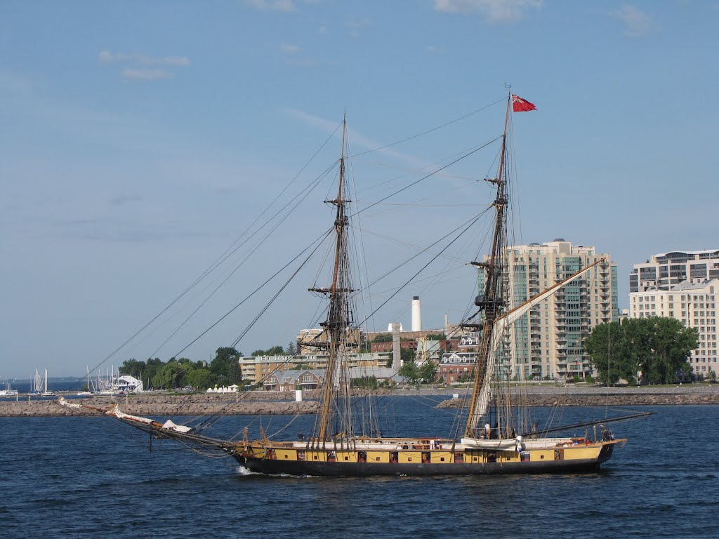 The British ship Royal George, played by the U.S. Niagara in the re-enactment of the war of 1812 sails in front of the condo tower, the Royal George.  June 30 2012.  This ship spent the night beside the Holiday Inn, where the original ship was pounded by , Кингстон