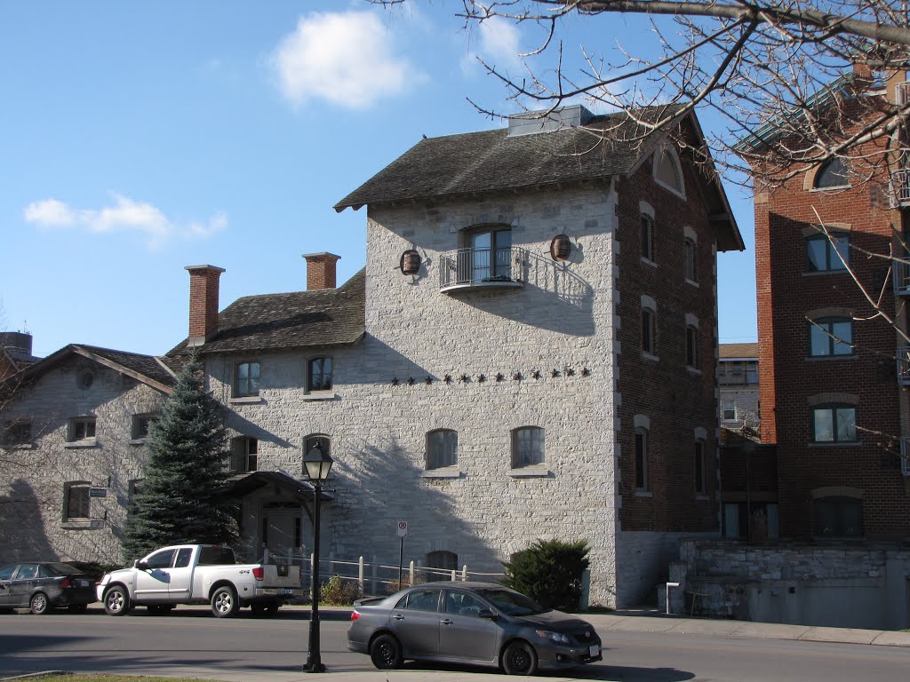 Former Bajus Brewery with oak barrels built into the wall near the top. The 3 story part was built in 1861, the south wing may day back to 1794 making it one of the oldest structures in Ontario. In 1842 Kingston had 136 licensed taverns and a population o, Кингстон