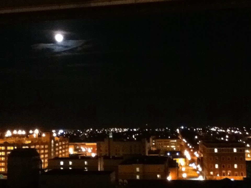 Oshawa facing south at night, with a full moon, Ошава