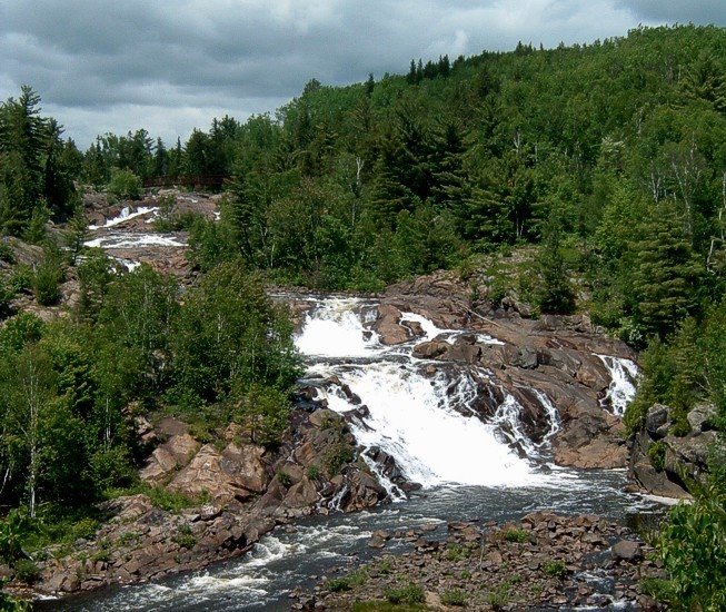 High Falls on Onaping River taken from  A.Y. Jackson Lookout - July 1, 2004, Садбури