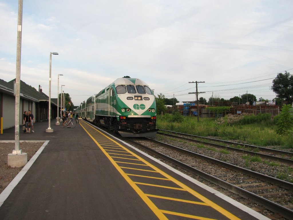 one of the first Go trains to travel to St. Catharines, Сант-Катаринс