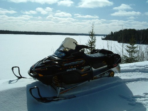 Snowmobiling on the Greenstone Loop, Сант-Томас