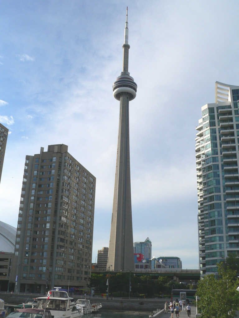 Canada, la ville de Toronto et la Tour CN, la Tour Nationale du Canada est une tour de 553,33 mètres de haut, Торонто