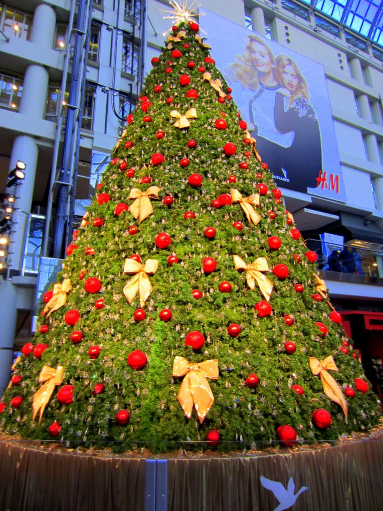 Swarovski Christmas tree ---Eaton Centre, Торонто