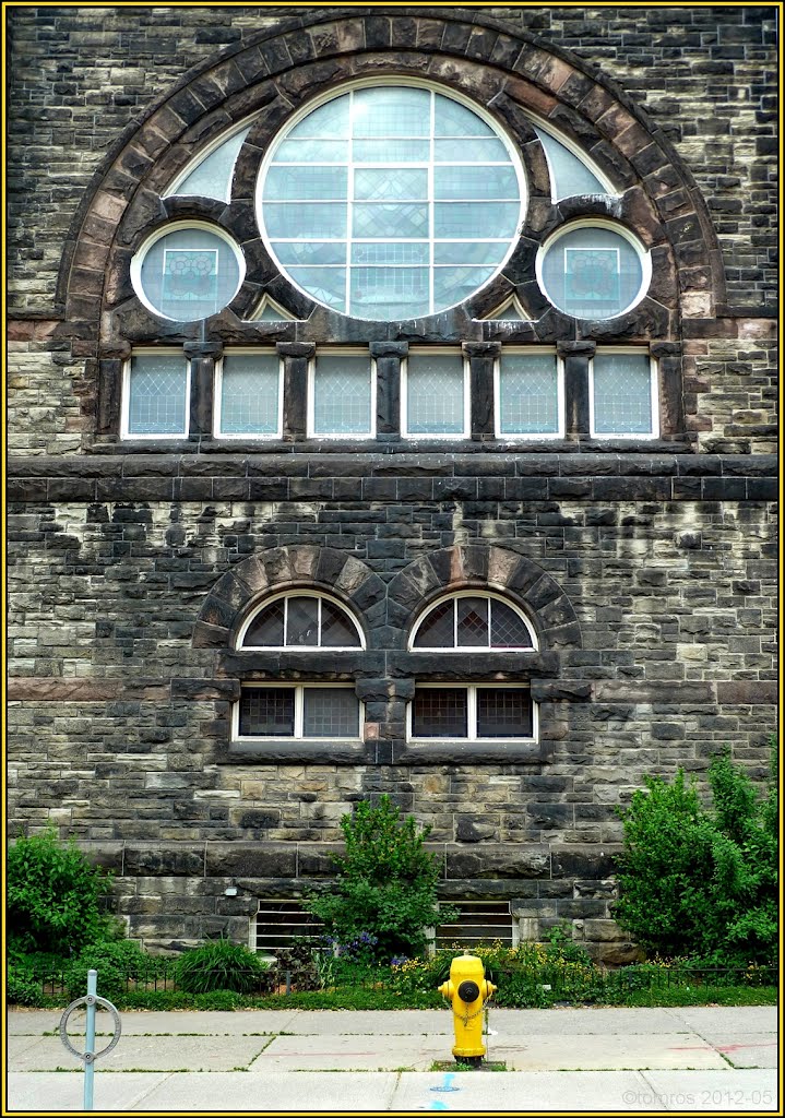 Trinity-St. Pauls United Church (1888) Arch. Ed Burke, Window on Robert St., Торонто