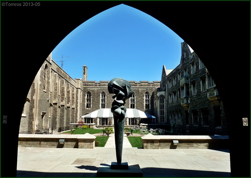 Hart House courtyard and Sorel Etrog sculpture (1962). Part of University of Toronto., Торонто