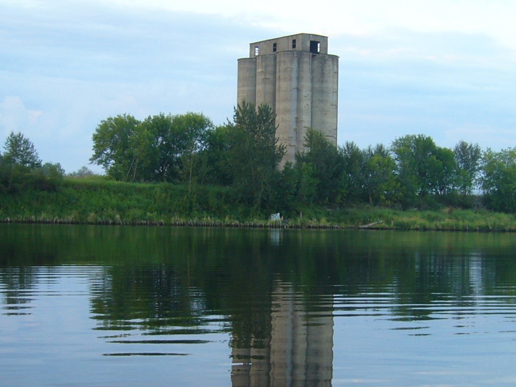 Kam river  old grain elevators on Mckellar Island, Тундер Бэй