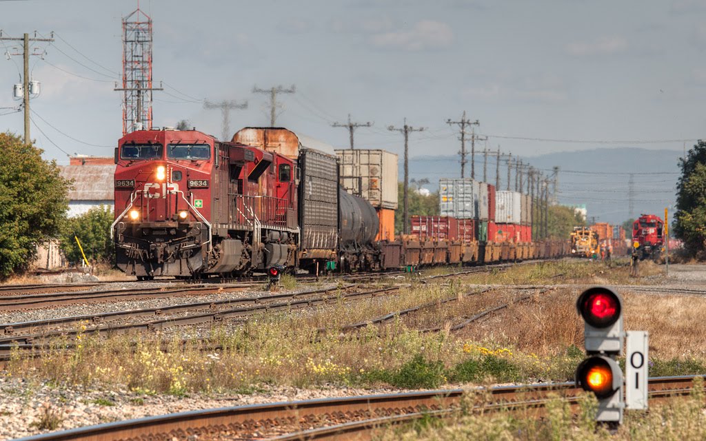 Westbound train arrives at the Depot in Thunder Bay., Тундер Бэй