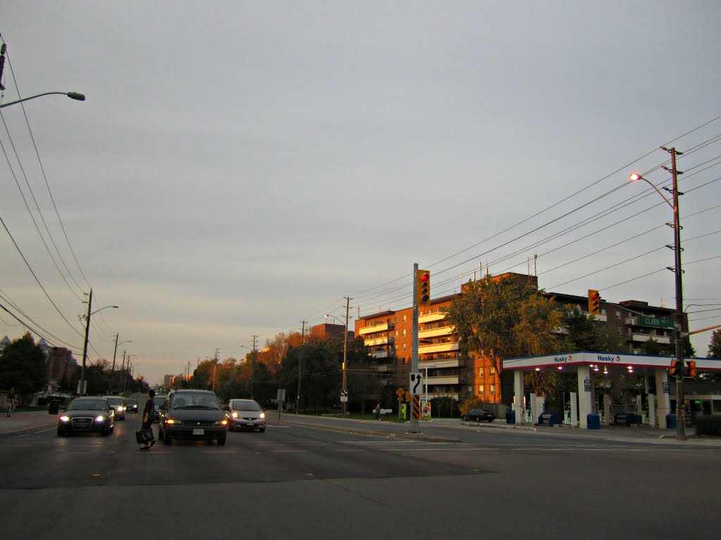 Yonge St and Clark Ave, Thornhill - October 10, 2011, Торнхилл