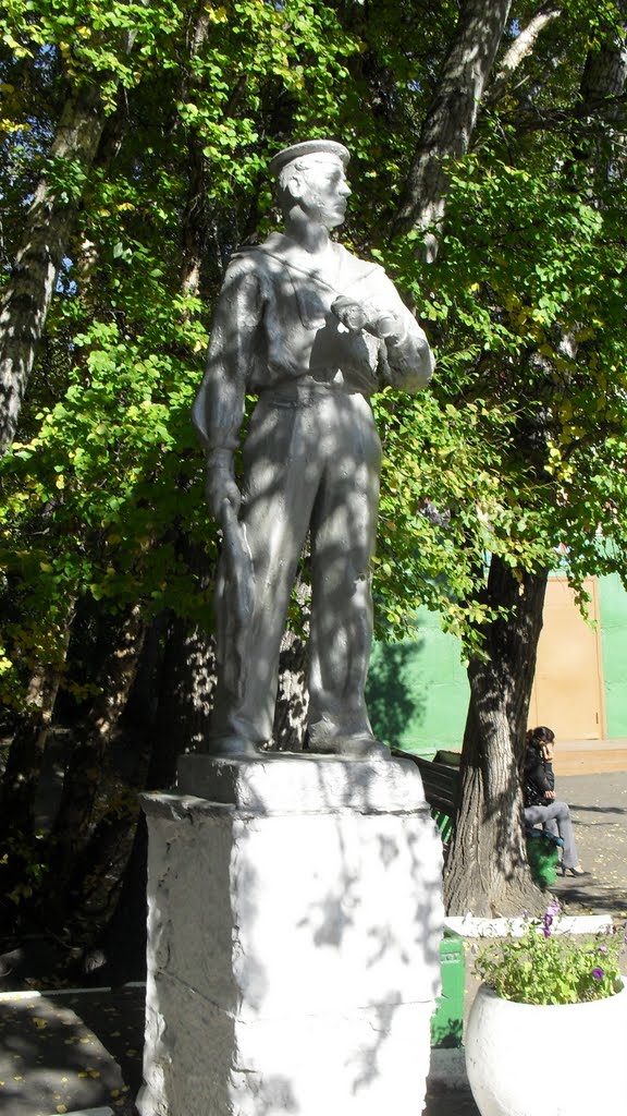 Памятник, Кызыл Туу