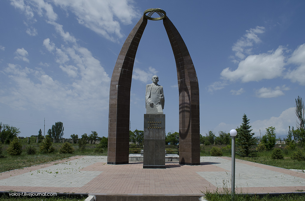 Могила Хусейна Карасаева и памятник (июнь 2013г.), Пржевальск