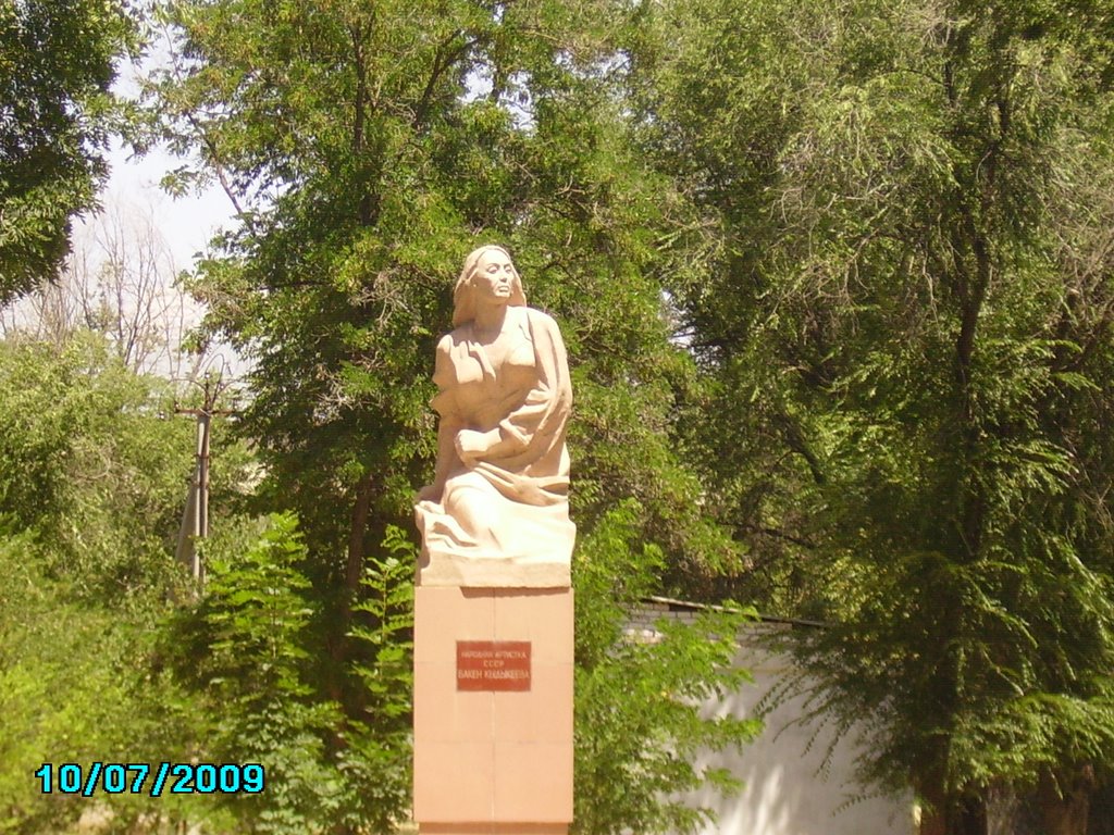 Памятник народной артистке, Токмак