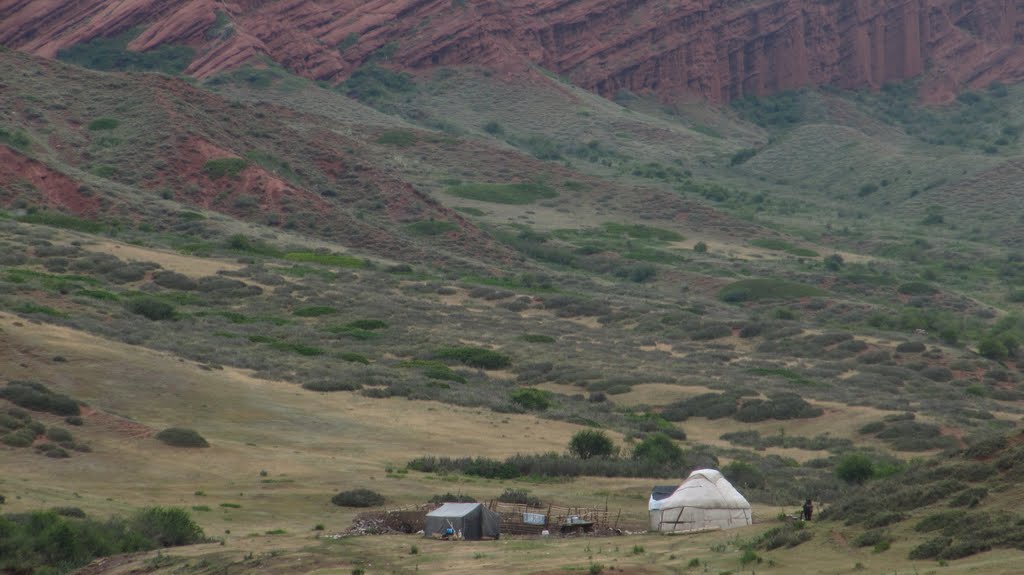 Yurt in the valley south of Kizil Suu, Кызыл Суу