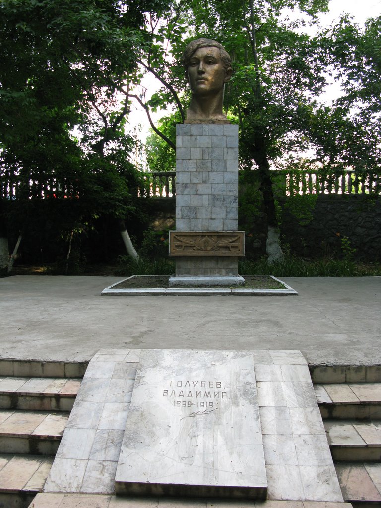 Osh, Toktogul public park, Vladimir Golubev monument, Ош