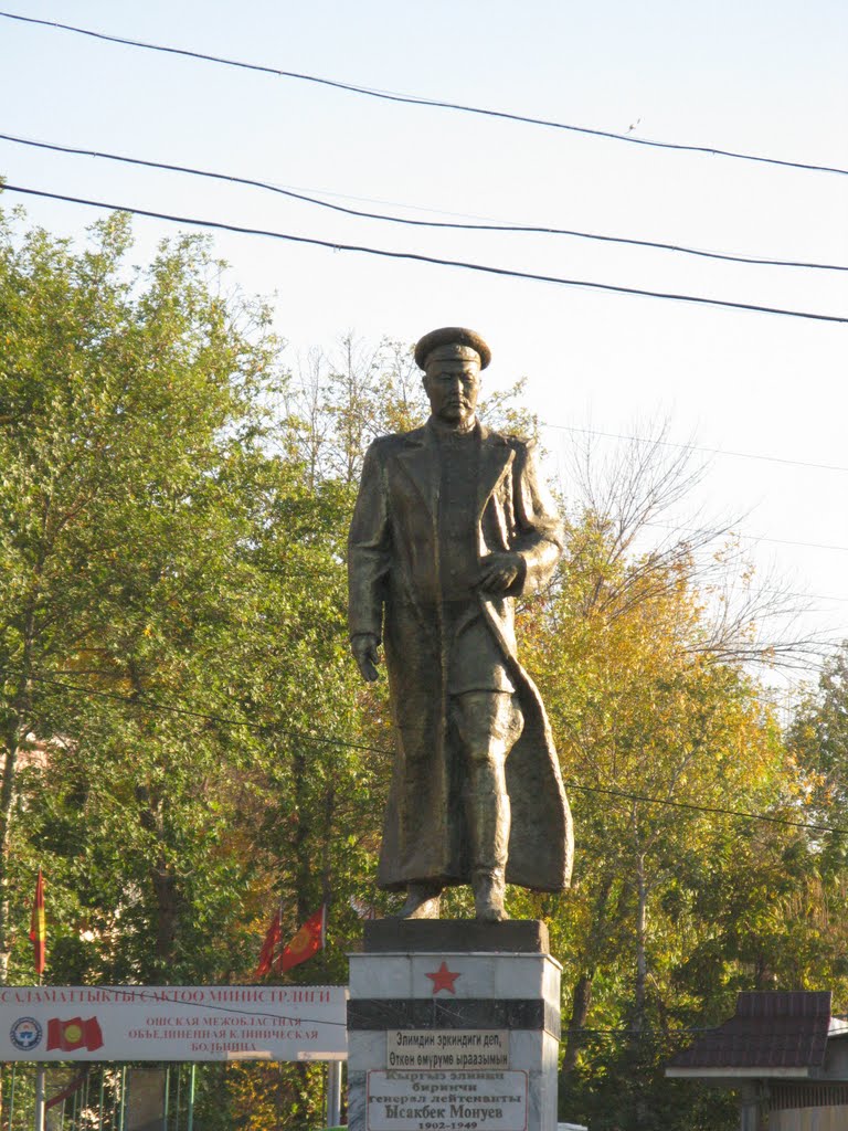 Osh, Ysakbek Manuev monument, Ош