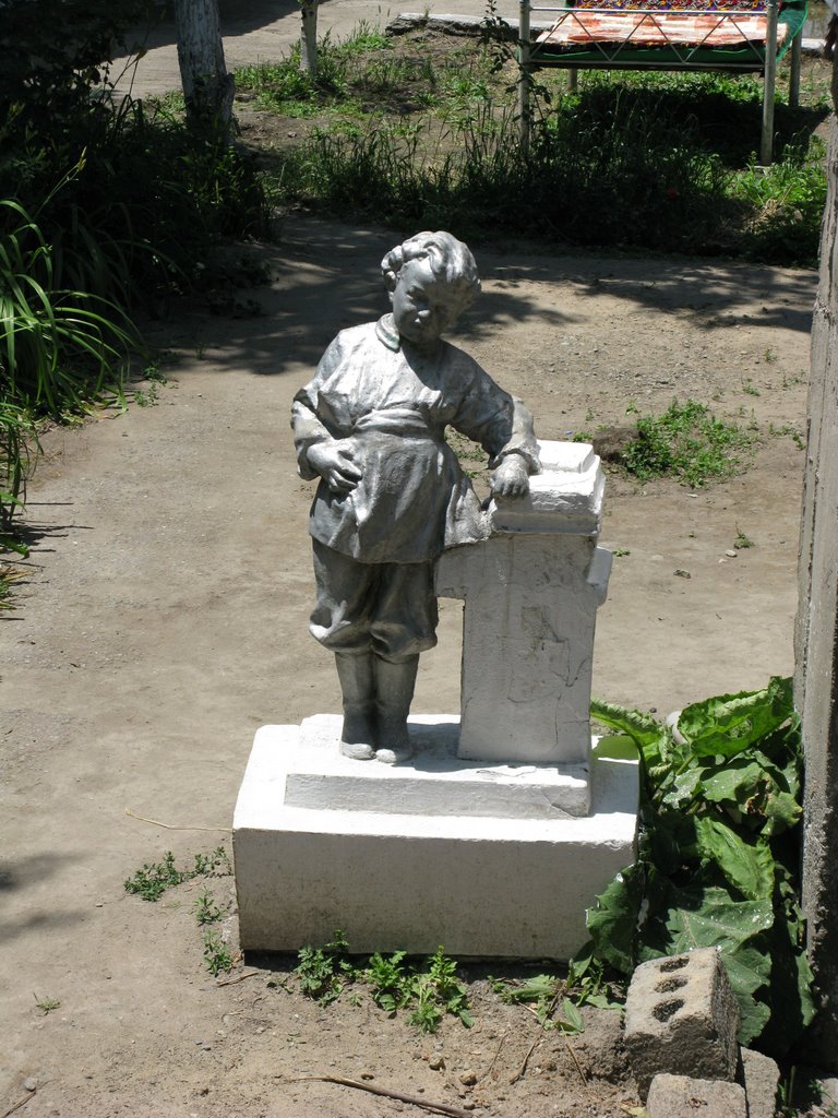 Osh, young Lenin sculpture (in the past kindergarten, now chaikhana), Ош