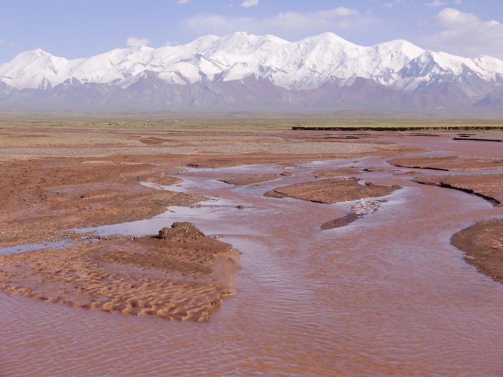 Kyzyl-Suu river and the Pamir Mountains near Sary-Tash, Сары-Таш