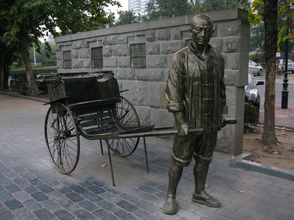 汉口江滩的黄包车铜雕像, Ухань