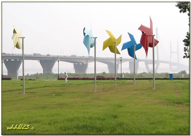 汉口江滩二期——长江二桥头附近的五色风车！, Ухань