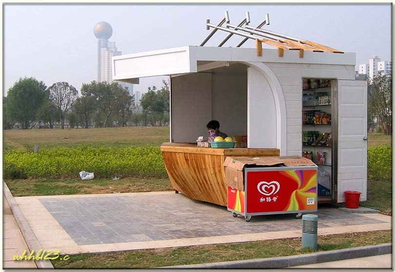 汉口江滩二期——卡通式的售货亭，感觉就象是“主题公园”游戏中的！还可以更卡通化点！, Ухань