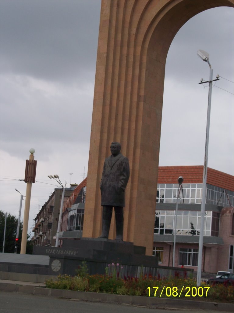 Aznavours statue in Star square, Гюмри