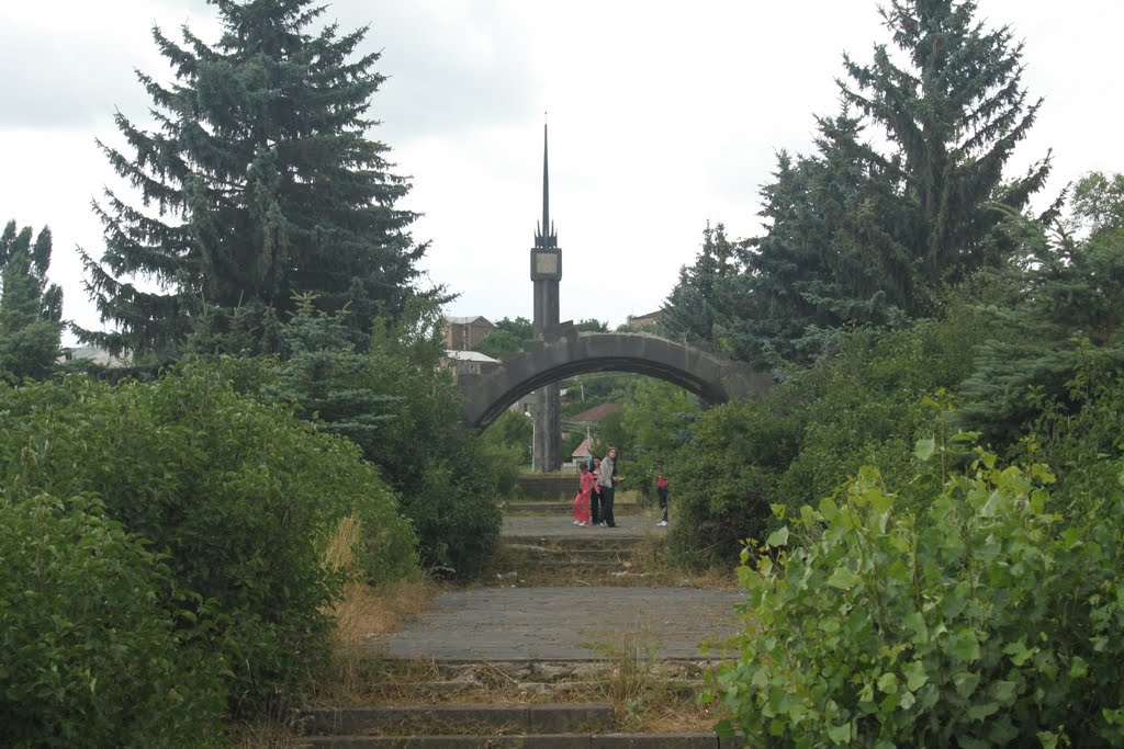 мост и стела, Раздан