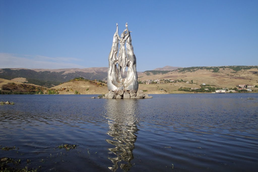 Aghbyurak Reservoir, Monument in the water, Раздан