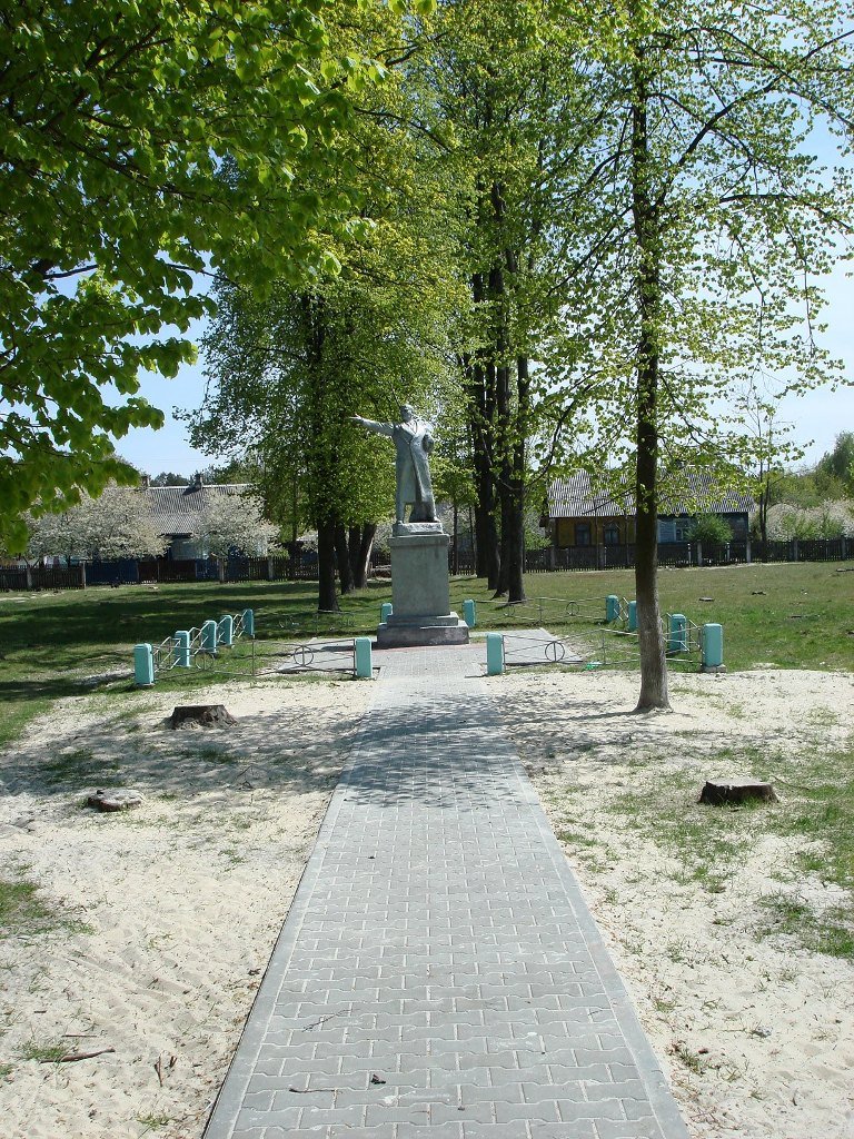 Памятник Ленина. Весна 2007г., Домачево