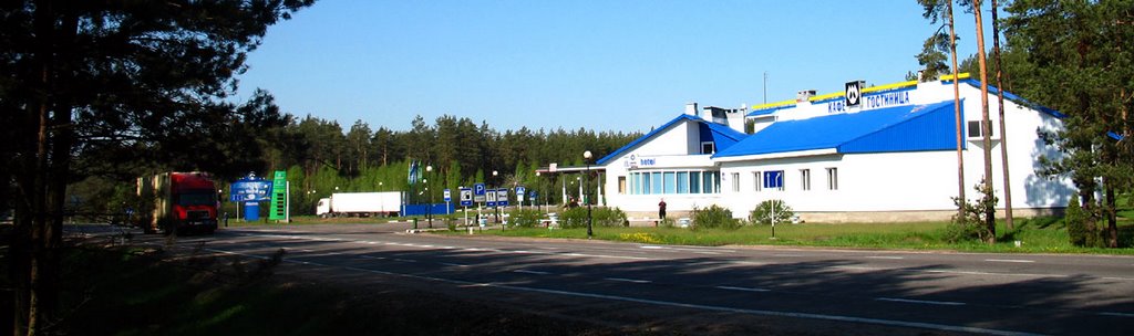 Hotel & filling station at 101 kilometer of M3 route near Biahomľ, Бегомль