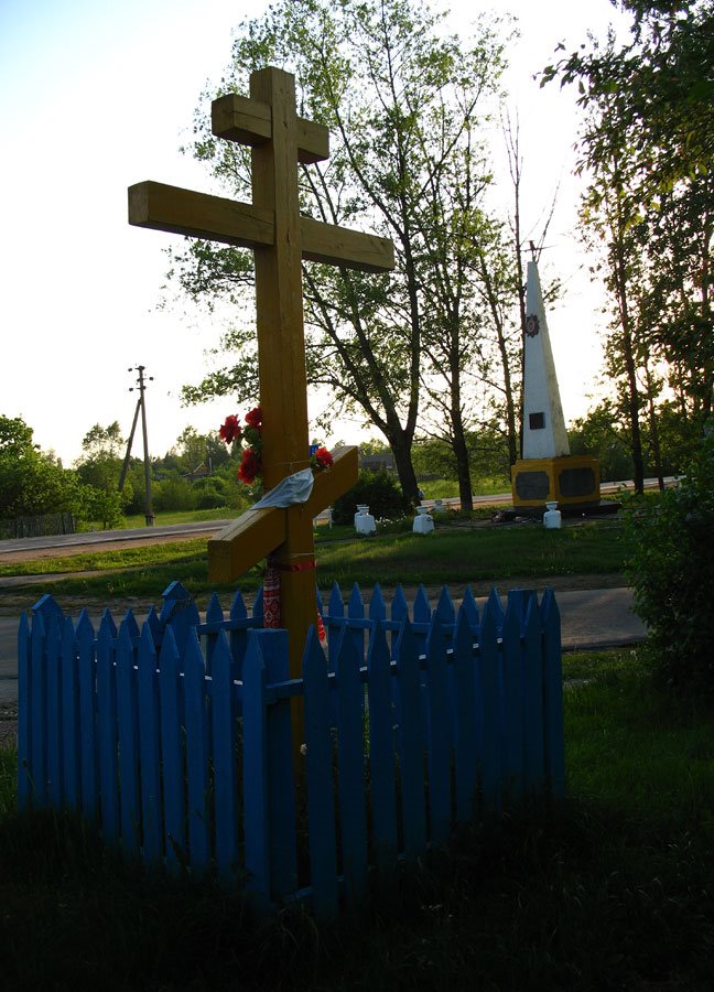 The Orthodox Cross & memorial to WW2 pilots in Biahomĺ, Бегомль