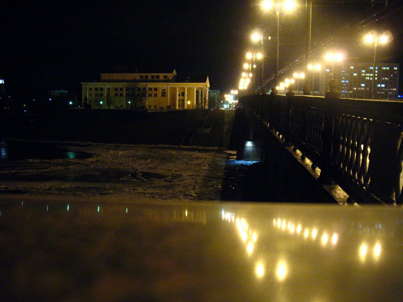 View from the bridge over Dźvina to the west bank in Viciebsk at night, Витебск