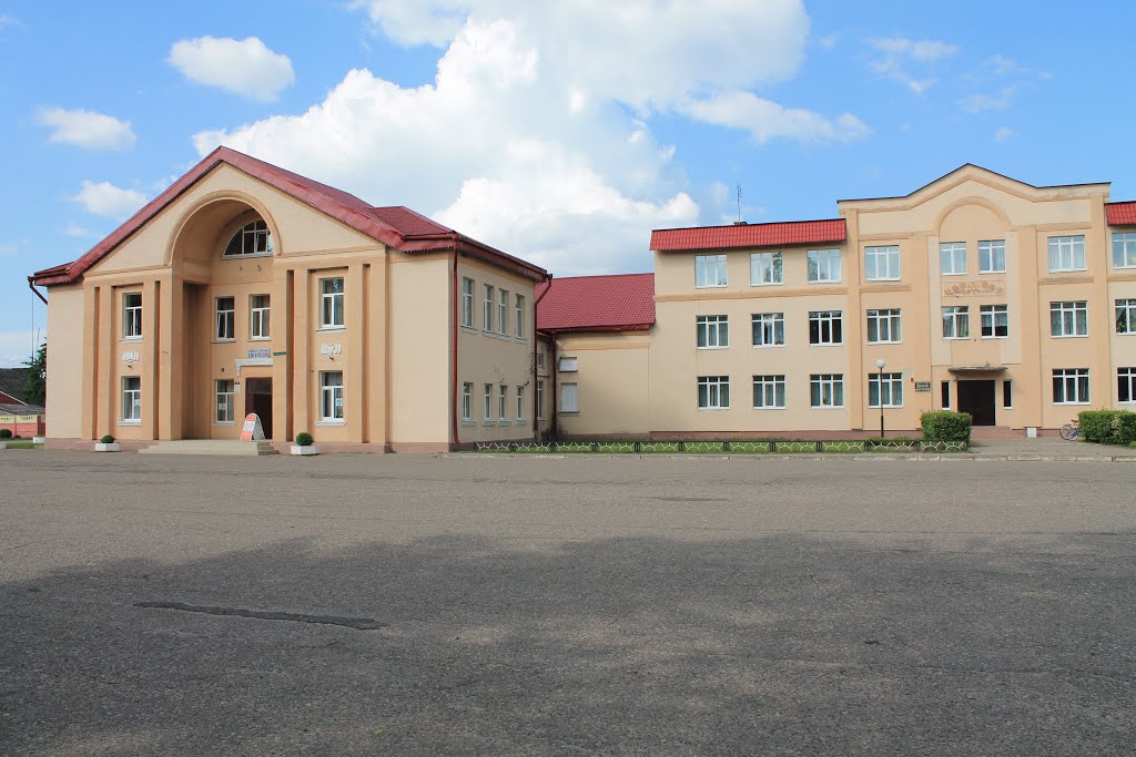 Миорский районный Дом культуры (слева) и Школа искусств (справа), Миоры