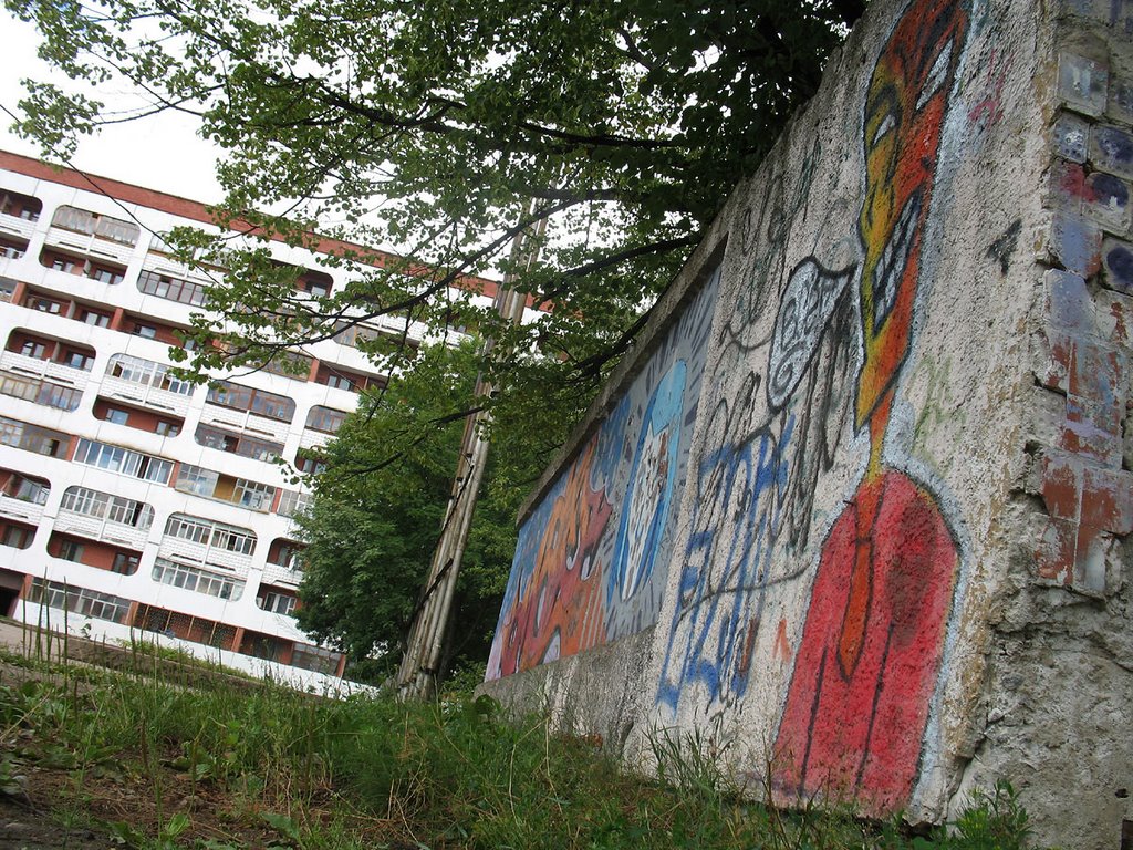 Graffiti near Atlant stadium & Budaŭnikoŭ square in Navapolack, Новополоцк
