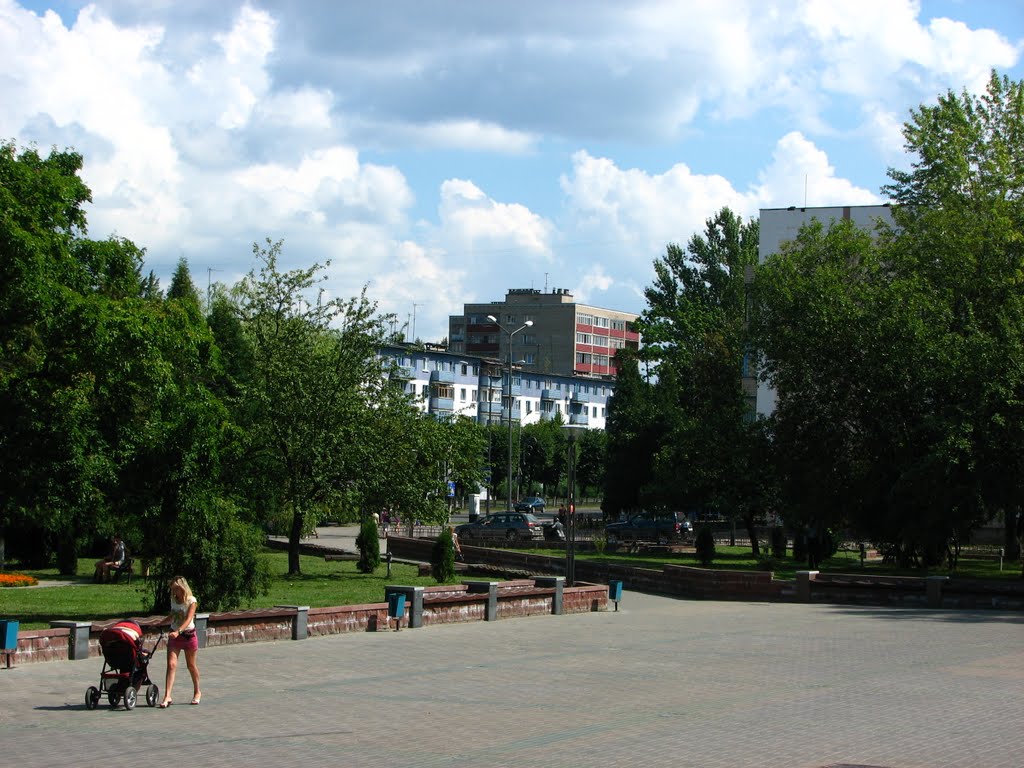 У здания ДКН  Новополоцк Молодежная 76 (июль 2010), Новополоцк