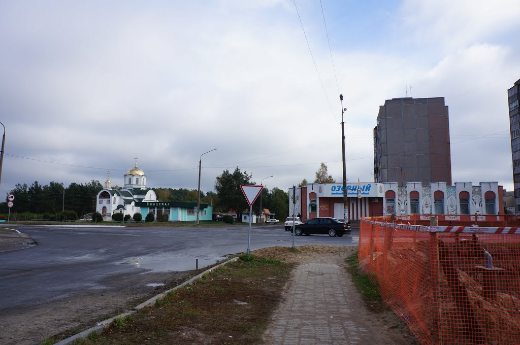 ул. Социалистическая, строящаяся церковь и магазин Озёрный, Житковичи