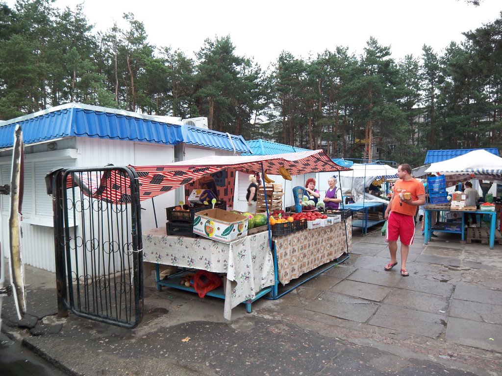 Open market with US flag used as a tent, Светлогорск