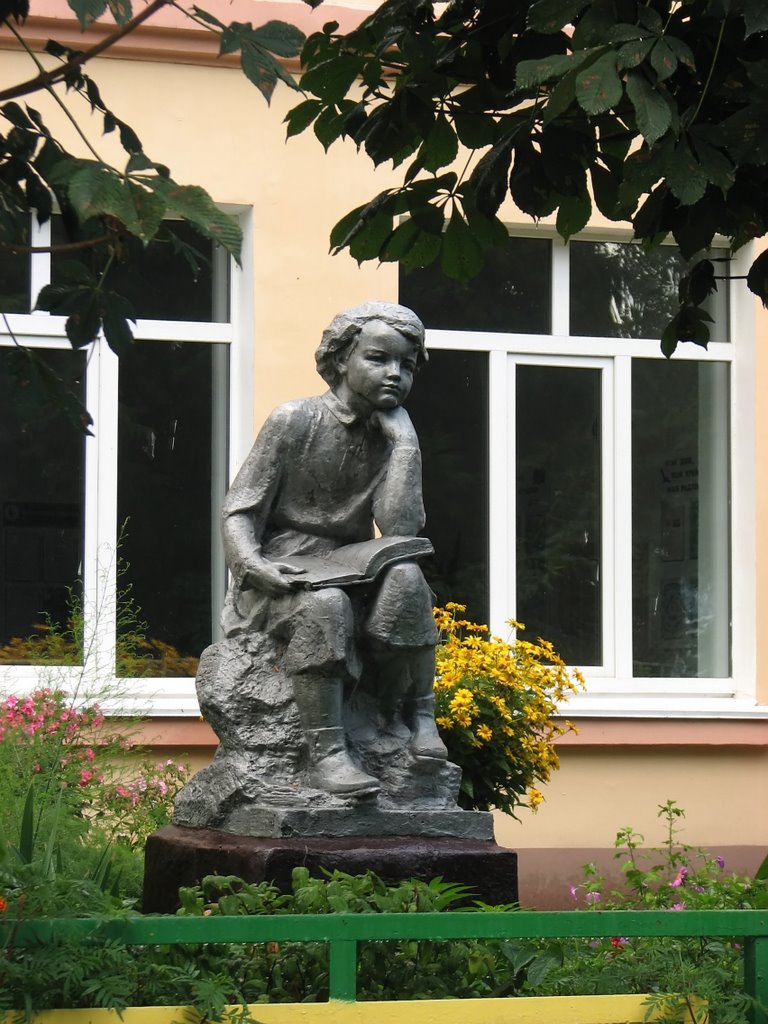 Скульптура у школы, Хойники
