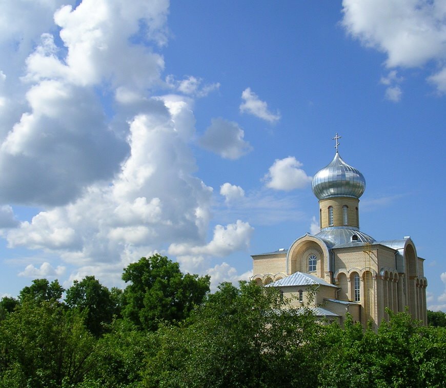Такого вида на храм (июль 2005) уже нет - деревья вырубили, Волковыск