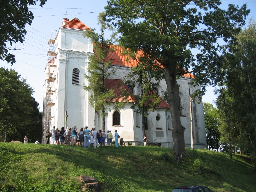 турысты ля Фарнага Касьцёлу ♦ tourists near the church, Новогрудок