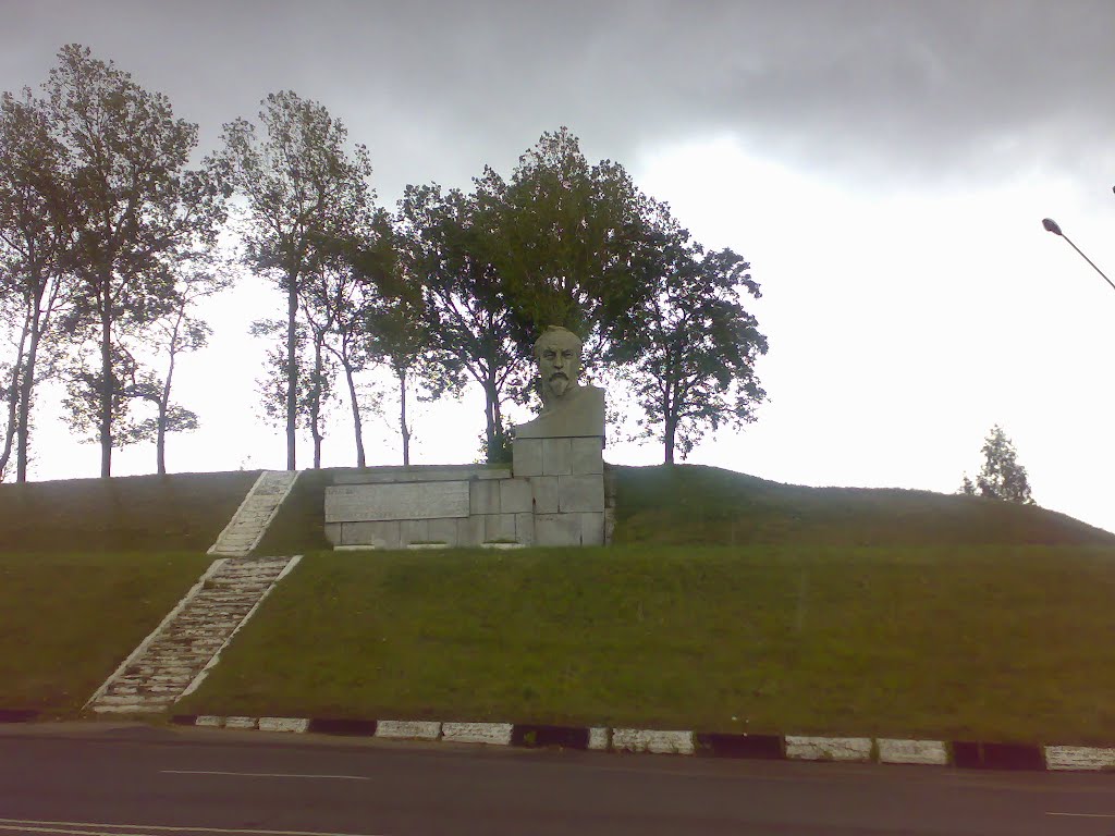 Памятник Феликсу Дзержинскому, Столбцы