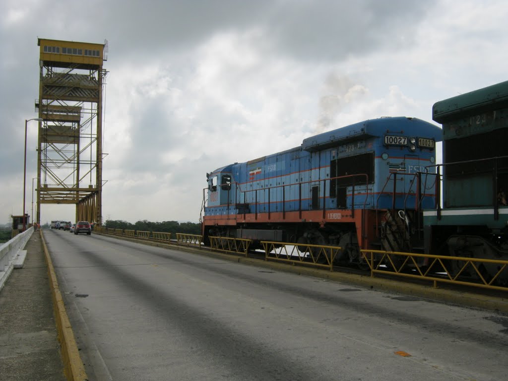 El tren sube al puente del Río Coatzacoalcos, Коатцакоалькос